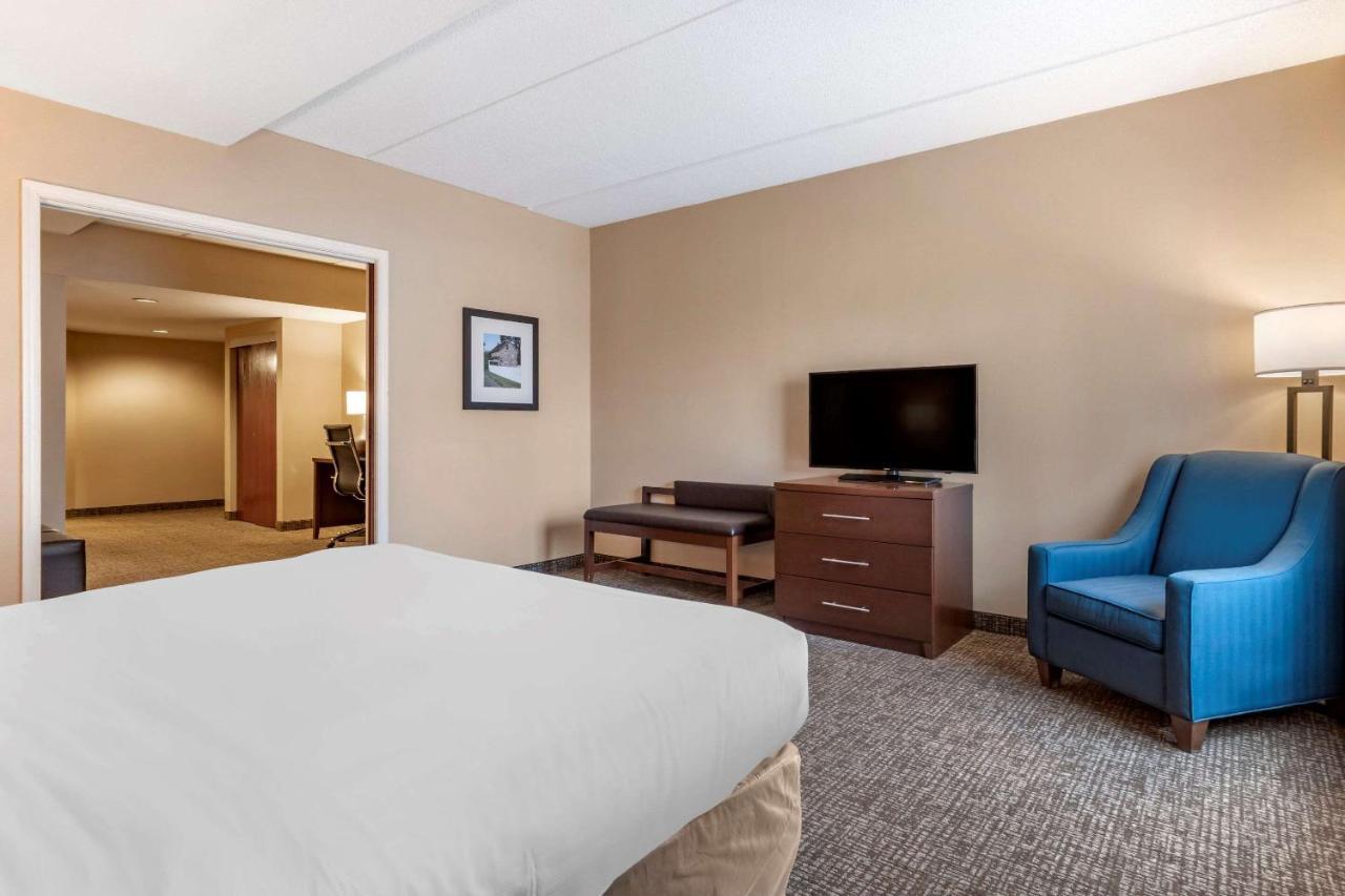 Comfort Suites Downtown Карлайл Экстерьер фото