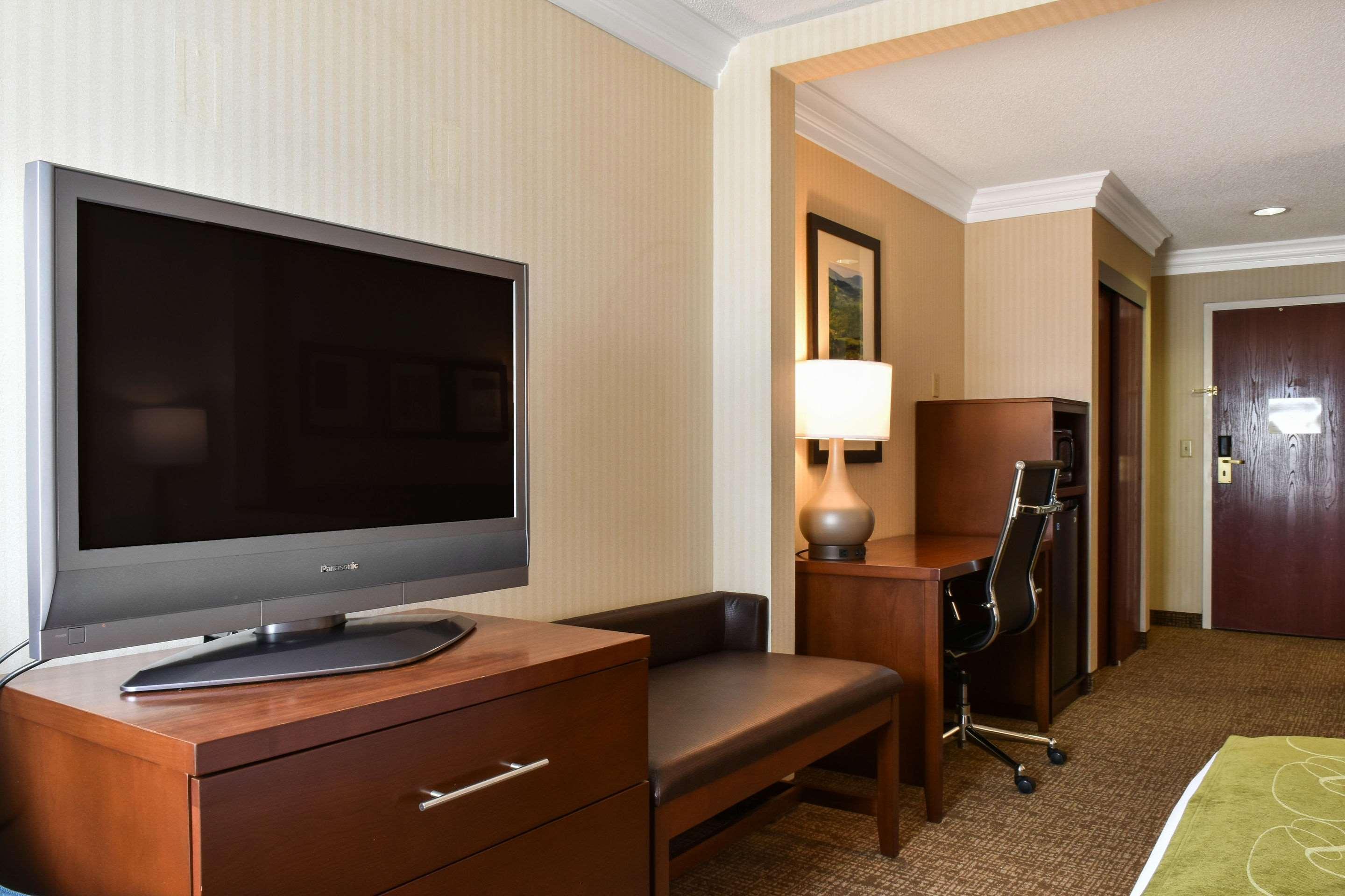 Comfort Suites Downtown Карлайл Экстерьер фото