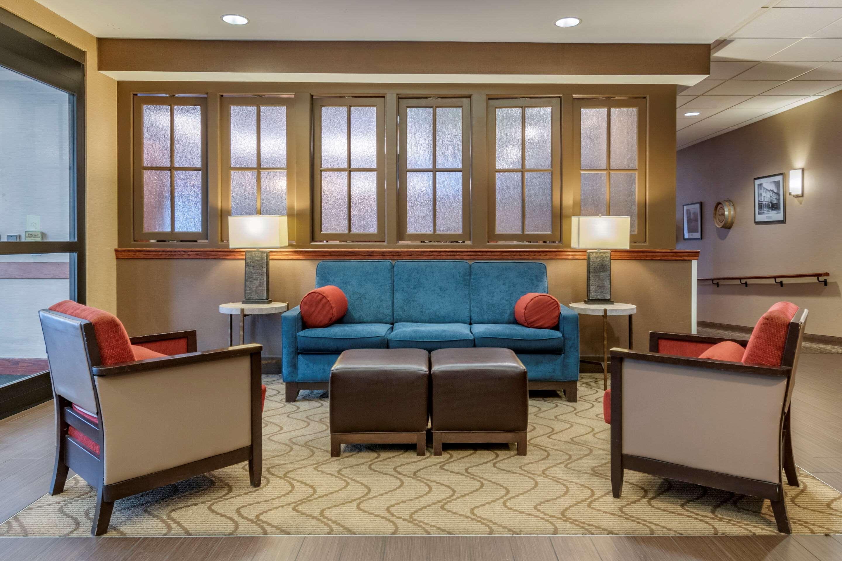 Comfort Suites Downtown Карлайл Экстерьер фото